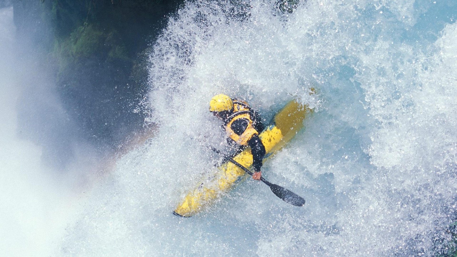 “龙舟赛激烈角逐,天府新区湖滨赛场热力十足”